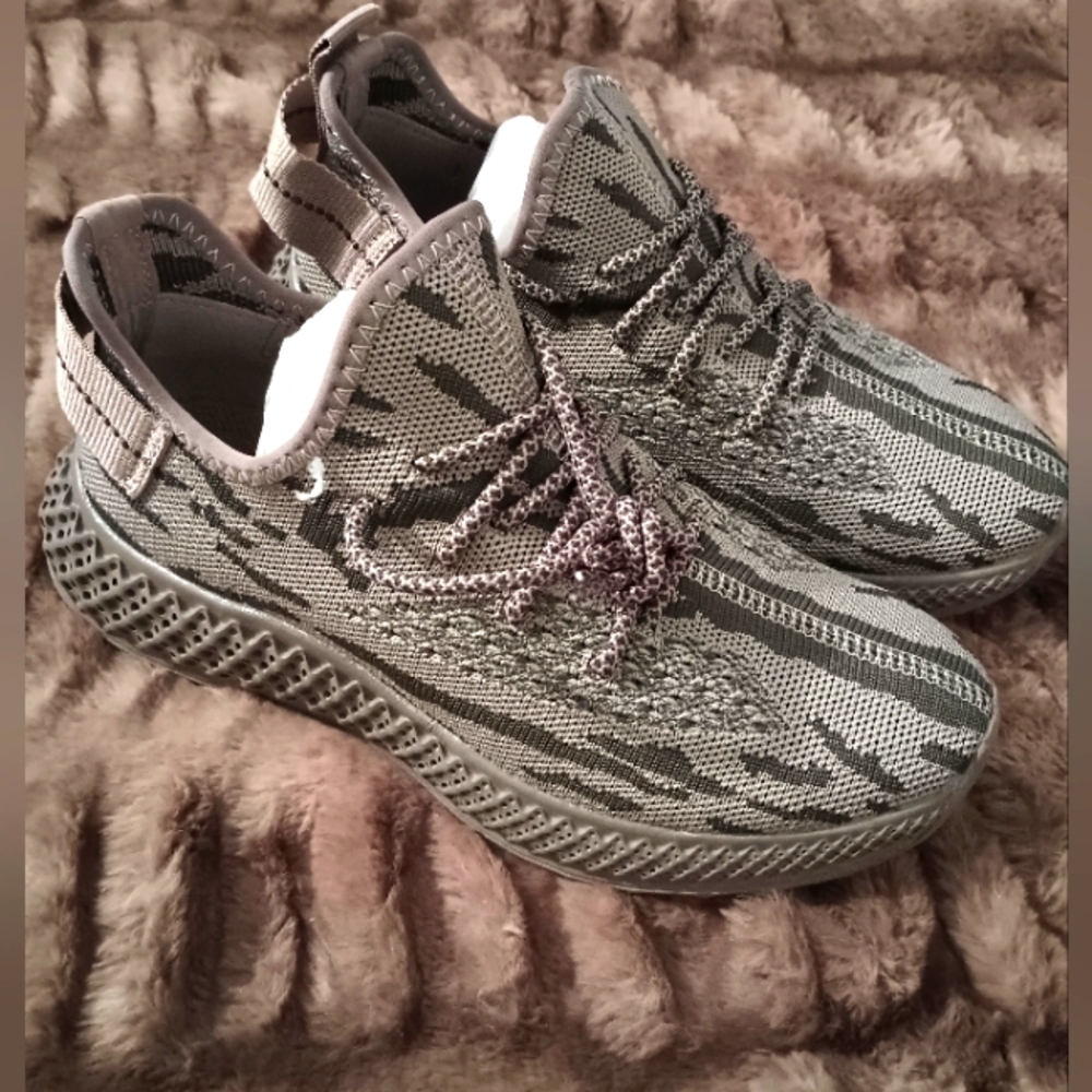NWOT Yeezy Style Shoes